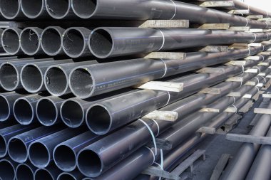 Sürü halinde yığılmış bitmiş ürünlerin stok plastik borular