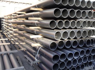 Sürü halinde yığılmış bitmiş ürünlerin stok plastik borular
