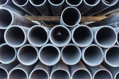 Siyah plastik boru yığınları. Yuvarlak biter yakın.