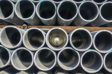 Sürü halinde yığılmış bitmiş ürünlerin stok plastik borular