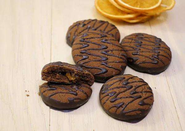 Шоколадне печиво на дерев'яному столі. Десерт. крупним планом . — стокове фото