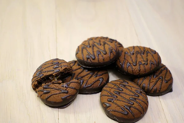 Biscuits au chocolat sur une table en bois. Du dessert. gros plan . — Photo