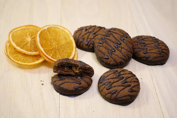 Çikolatalı kurabiye ler ve kurutulmuş portakal dilimleri. — Stok fotoğraf
