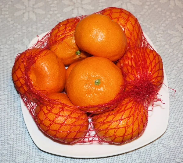 Mandarinas frescas en saco de malla de plástico —  Fotos de Stock