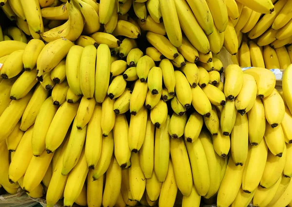 Ramo de plátanos maduros fondo —  Fotos de Stock
