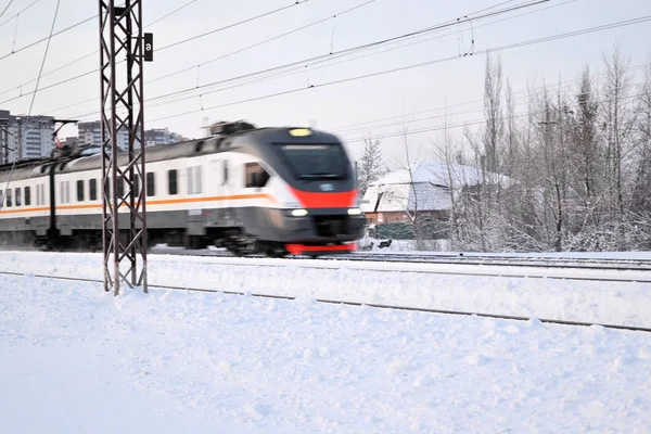 Train électrique va sur la route ferroviaire. Le train transporte des passagers. Voyage d'hiver. Russie — Photo