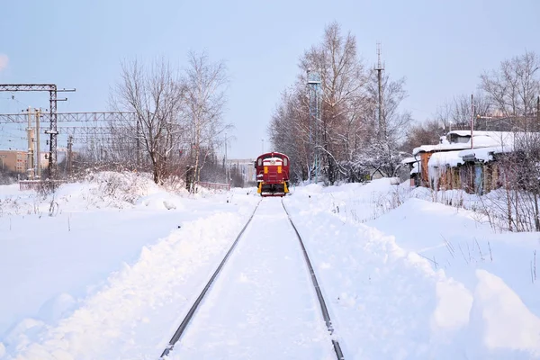 Le chemin de fer s'étend au loin. Neige. L'hiver. Locomotive électrique en route — Photo