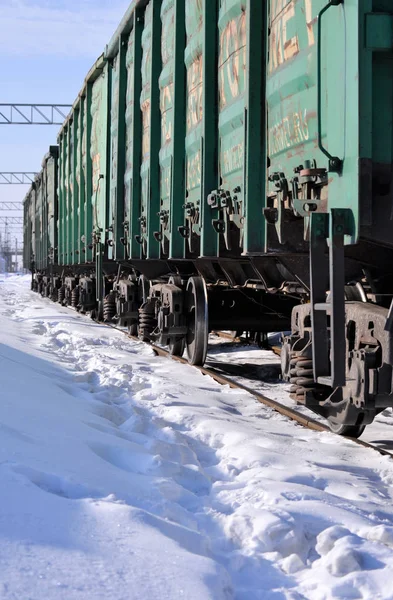 Train. Voitures. L'hiver est une journée ensoleillée. Russie — Photo