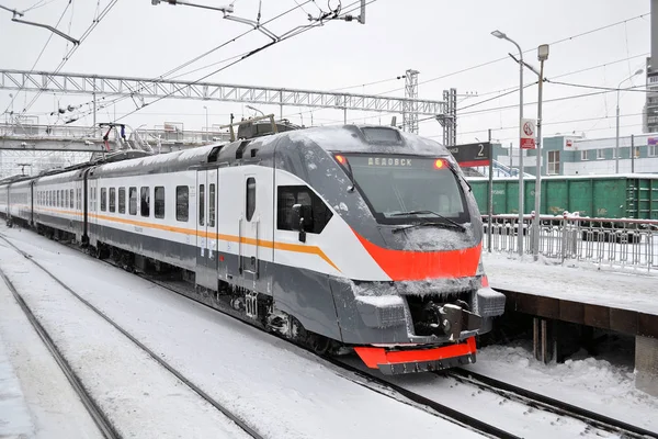 A vonat a vasútállomásnál található. Jegyző. Téli. Oroszország. — Stock Fotó