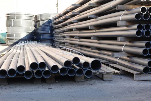 Sürü halinde yığılmış bitmiş ürünlerin stok plastik borular