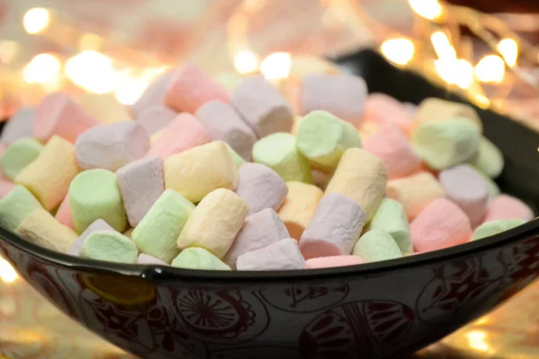 Siyah tabakta marshmallow. Yeni yıl kompozisyonu — Stok fotoğraf