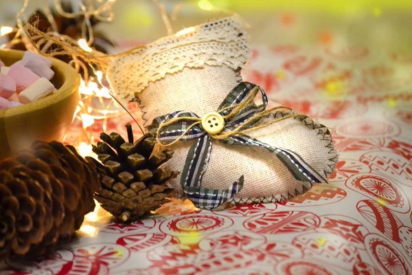 Noël et Nouvel An vacances d'hiver bas de Noël sur la table. La composition. Guirlande, figurine de cerf, cônes de sapin — Photo