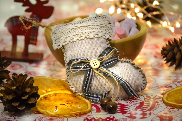 Noël et Nouvel An vacances d'hiver bas de Noël sur la table. La composition. Guirlande, figurine de cerf, cônes de sapin — Photo