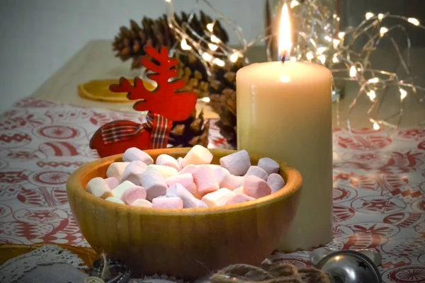 Eibisch in einem Holzteller. brennende Kerze auf dem Tisch. Zusammensetzung des neuen Jahres — Stockfoto