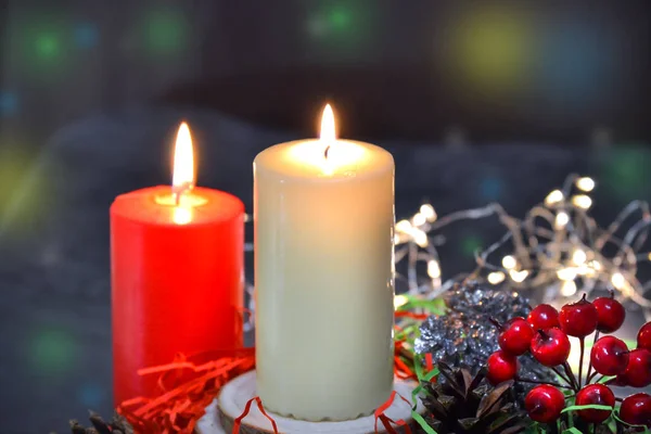 Jul komposition: röda och vita brinnande ljus på ett festligt bord på en mörk bakgrund. Pepparkakor, glitter, festoon. Jul, nyår, semester — Stockfoto