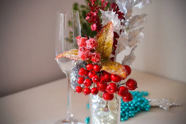 Composition décorative de Noël de baies rouges dans la neige avec imitation de cristaux de glace. Verre — Photo
