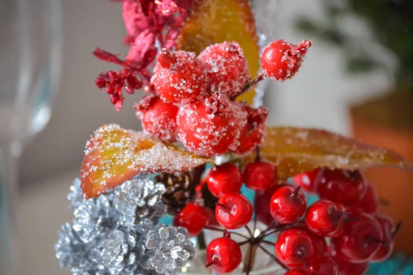 Composição decorativa de Natal de bagas vermelhas na neve com imitação de cristais de gelo . — Fotografia de Stock