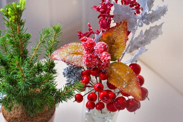 Composition décorative de Noël de baies rouges dans la neige avec imitation de cristaux de glace. pin décoratif — Photo