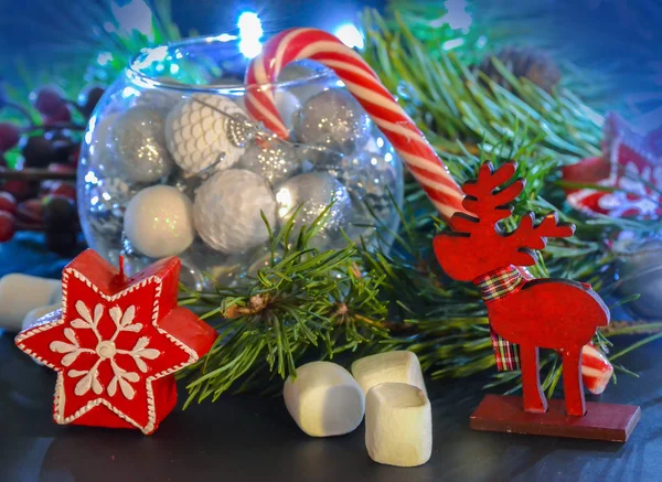 Carte du Nouvel An. Décorations de Noël dans la sphère du verre. Félicitations pour les vacances . — Photo