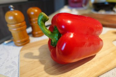 Büyük olgun Capsicum annuum veya beyaz arka plan üzerinde tatlı kırmızı biber yakın. Vejetaryen Kavramı. Organik vitaminler.