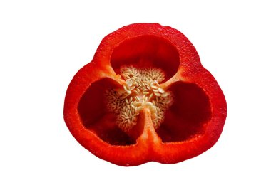 Büyük olgun biber Capsicum annuum veya tatlı kırmızı biber kesilmiş. Vejetaryen konsepti. Organik vitaminler. Beyaz arka planda yalıtılmış
