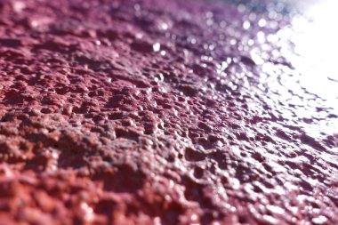 Beton duvar kırmızıya boyanmış. Soyut arka plan. Seçici odaklama.