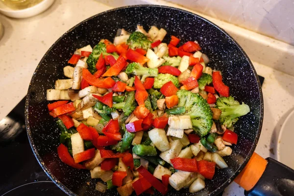 Gemüse in einer Pfanne gekocht. Champignons, Brokkoli, Paprika. Vegetarische Kost. das Konzept der gesunden Ernährung. — Stockfoto