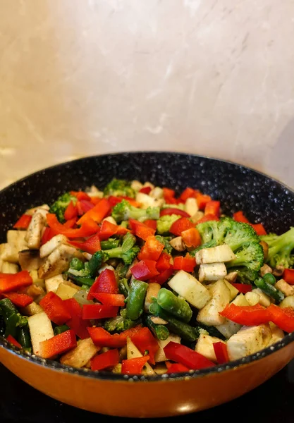 Gemüse in einer Pfanne gekocht. Champignons, Brokkoli, Paprika. Vegetarische Kost. das Konzept der gesunden Ernährung. — Stockfoto