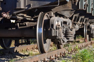 Bir yük vagonunun tekerlekleri yakın plan. Rusya