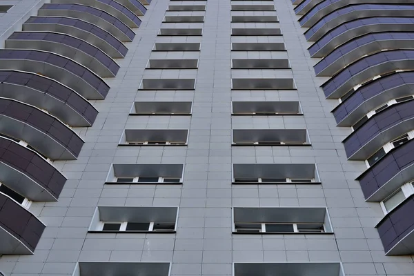 Novo edifício residencial de vários andares — Fotografia de Stock