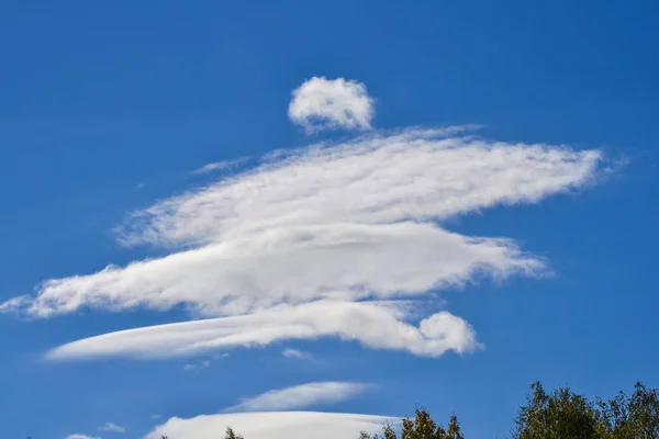 İnsanın sembolü gibi bulut. Gökyüzündeki spor adamı — Stok fotoğraf