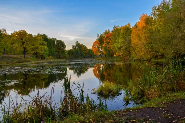 Hermoso paisaje otoñal. Lago, árboles amarillos y rojos junto al lago. Reflexión en el agua. Cielo azul. Día soleado de otoño — Foto de Stock