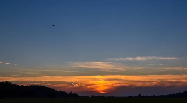 Beautiful sunset in the field. Red, yellow, blue sky. Summer evening. — Stock Photo, Image