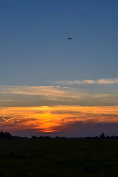 Beautiful sunset in the field. Red, yellow, blue sky. Summer evening. — Stock Photo, Image