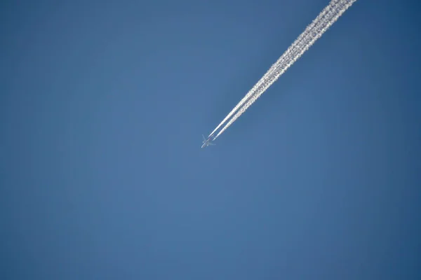 Gökyüzündeki uçağın izi. — Stok fotoğraf