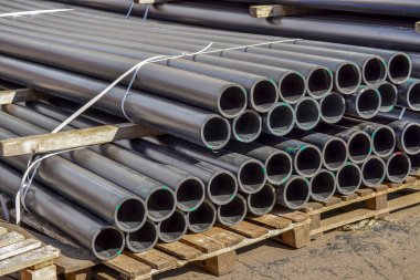 Sürü halinde yığılmış bitmiş ürünlerin stok plastik borular