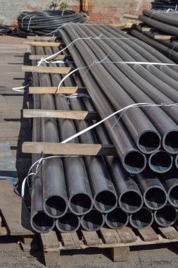 Sürü halinde yığılmış bitmiş ürünlerin stok plastik borular