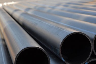 Sürü halinde yığılmış bitmiş ürünlerin stok plastik borular