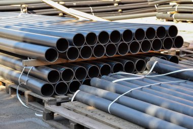 Sürü halinde yığılmış bitmiş ürünlerin stok plastik borular