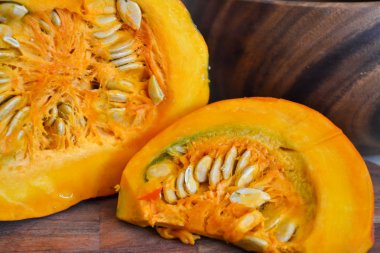 Tohumlu kabak dilimleri. Turuncu boyama