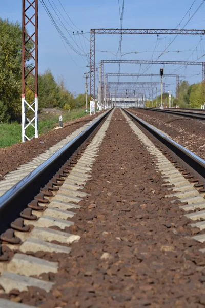 Railway goes into the distance. Sunny day. Many ways. Moscow region. Russia — Stock Photo, Image