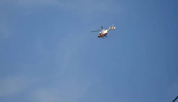 Fliegende Hubschrauber am Himmel. — Stockfoto