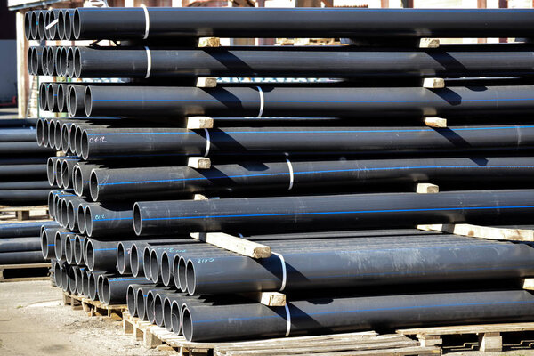 Пластиковые трубы на складе готовой продукции упакованы в пакеты
