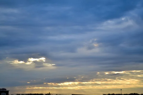 野原と雲を通って空へ向かう道 — ストック写真
