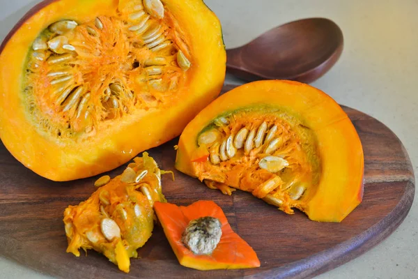 Trozos de calabaza con semillas. Colorante naranja —  Fotos de Stock