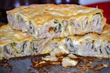 Mantarlı taze pişmiş turta. ev yapımı pişirme