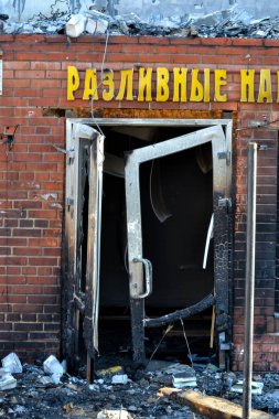 Ev yangından muzdaripti. Kavisli ön kapı. Küller. Yangın güvenliği