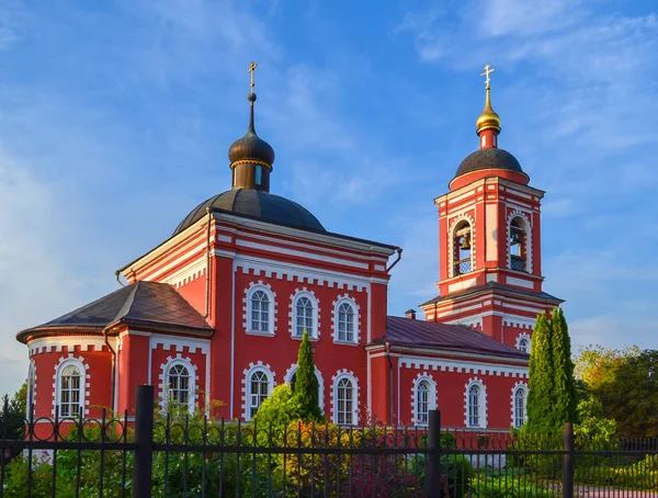 Küçük bir kırsal tapınak. Ortodoks Kilisesi. Rusya. Moskova bölgesi — Stok fotoğraf