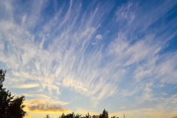 Cielo della sera. Tramonto. Cielo con nuvole. Bellissimo sfondo crepuscolo cielo nube al tramonto . — Foto Stock