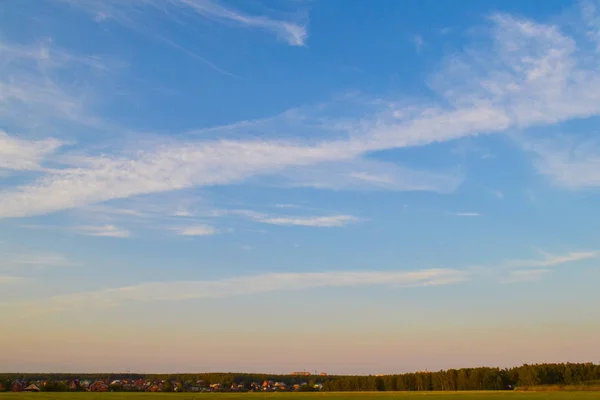 Ciel nocturne. Coucher de soleil. Ciel avec nuages. Beau fond Crépuscule ciel nuage au coucher du soleil . — Photo